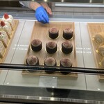 シヅカ洋菓子店 自然菓子研究所 - ショーケース内のショートケーキ、ガトーショコラ、ロールケーキなど