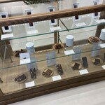 シヅカ洋菓子店 自然菓子研究所 - ショーケース内のチョコレート達