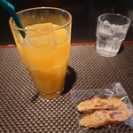 小林カレー店。 - オレンジジュースとお菓子