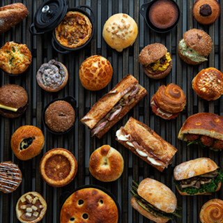 毎日バーミキュラで焼き上げた約40種類のパンが並びます