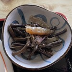 半よし - 小鉢は山菜の煮物