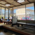 半よし - 店内２