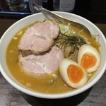 味七 - 特カレーラーメン。チャーシューは柔らかい。