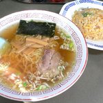 金華 - 半チャーハンラーメン　880円