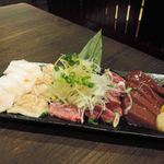 豚小家 - もつ刺し5点盛り（左からコラーゲン、テッポウ、はつ、たん、れば）