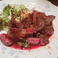 キャトルラパン　神戸三宮 - 2枚1200 ご飯大盛り100。
                
                ついに来れましたキャトルラパン。ステーキのみのワンメニュー。新地の名店が神戸に出店です。店主は新地オーナーの後輩らしい。
                
                ベースは180g 700円。 90g毎に 250円。よって当方は180g/枚を2枚オーダー。360gでした。
                
                前日から健診で絶食だった為に、多めに頼みました。流石にボリュームは満足！
                
                付け合わせのサラダは特にコメントなし。スープは卵にご