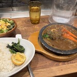 ホットスプーン 西新宿店 - 野菜牛すじ煮込みカレーと野菜サラダ　卵とほうれんそうトッピング