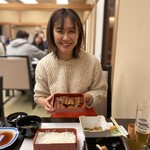 博多名代 吉塚うなぎ屋 - たっぷり鰻！うれしいよー！の素直な笑顔。