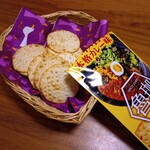 まいばすけっと - 料理写真:サイズ感も薄焼きせんべいとよく似ています