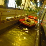 料理が舟に乗って川を流れてきます♪　これだけでちょ～楽しい！！