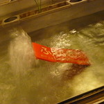 ひな鳥山 - ②料理が近づくと、いきなりブシュ～！