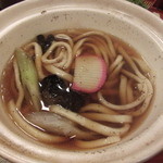 ひな鳥山 - 黒胡椒が利いた斬新な「鍋焼きうどん」