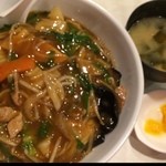 ホワイトハウス - 肉野菜あんかけ丼
      ボリュームたっぷりで野菜を炒めた時の香ばしい香りが餡の中に閉じ込められてる！