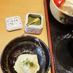 清修庵  - おぼろ豆腐に抹茶塩をかけたところ。アンデスの岩塩や能登の海塩もかけて頂きましたが、白に白では見分けがつかないから写真のアップは止んぺ！