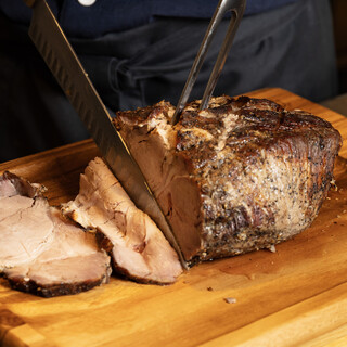 「自家製ローストポーク」やカスタマイズ自在のカレーが自慢