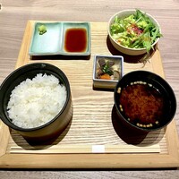 しゃぶしゃぶと焼肉 わにく ミッドランドスクエア店 - サラダ、味噌汁、小鉢に京都の米老舗「八代目儀兵衛」のお米のご飯のセット