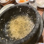 コチュ - ご飯のおこげを、注いでもらったコーン茶でこそげ落として食べるよ