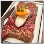 厚切りハラミ。感動とまではいかなかったですが、軽く噛んだだけで肉繊維がほどけるほど柔らかく、塩ダレもマッチしてました