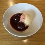 レッドフランマ - バニラアイス&ホットチェリーソース
