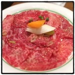 特上ロース。前回は肉の旨味が強く、感動的な味わいだったのですが、今回はやや淡白で残念でした。しかしながら、軽く炙る程度に焼いて頂くとGOODです