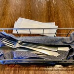 トラットリア アニモ - ・カトラリー。見えやすく撮るために紙おしぼりを、よけた図。