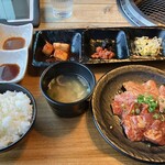 肉の青木商店 - 中落ちカルビランチの肉増量が配膳