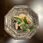 よし町 - おー！美味しい！！
      ミノ食べてる感覚に近いな。
      ジャキジャキ食感で味付けも良き〜！
      火入れと味付けが良いんだよなー。
      技術素敵だわー。