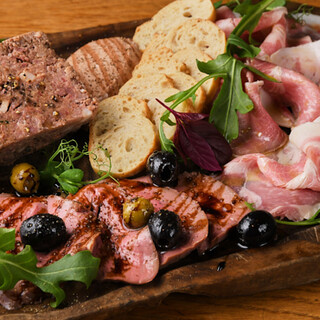 新鮮なモツを存分に味わえる多彩なモツ料理ビストロへようこそ◎