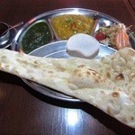 ネパール料理ANITA - Bランチセット￥９００(税込価格)のメインプレート
            
