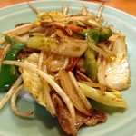 栞 - ピリ辛野菜炒め、辛味は豆板醤です