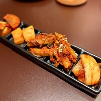 焼肉もちお - 牛蒡や蓮根などの根菜が面白いキムチ盛り合わせ。
                      特にユニークなカプレーゼのキムチからは、鰹を強く感じるので、それぞれに漬け込んでいるのかもしれません。