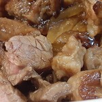 港食堂 - まあ食べ甲斐ありありなカルビ肉。やわらかいところあり、そうでないところあり、それは仕方ありません。値段が値段だもの。贅沢言っちゃいけません！