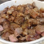 港食堂 - たぶん牛丼チェーン店なら大盛以上はあるはずのご飯がほとんど見えないくらいに、賽の目状のカルビ肉がぎっしりと載っているのにはビックリ！
