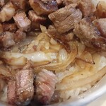 港食堂 - 肉だけかと思っていたら、肉の下からタマネギが！こういうのがありがたい！もちろん完食しましたぜ！