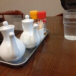 港食堂 - 自分はお一人様なので２名がけ席をキープ。お水はセルフサービスです。