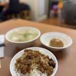 黄記滷肉飯 - 魯肉飯、魯卵、大根とスペアリブのスープ