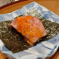 横浜 うしみつ - これは手渡しではなくお皿に乗っけてご提供。手巻きにしてハムッ、ハムハムハム。うん。抜群にウンマイ\(//∇//)\