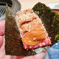 横浜 うしみつ - 柔らかい塩味の雪塩をトッピング。海苔は軽く炙ったので、パリッパリの仕上がり