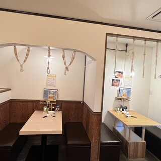 広々と明るい店内で楽しむお食事を◆ゆったり寛げる半個室席も有