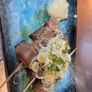 香ばしいレバテキや、もちもち食感が魅力の牛すじ甘味噌焼を満喫