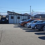 はじめ家 - 店舗駐車場(2025年1月休日11時開店前)
      