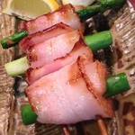 炭火焼とり 安喜 - アスパラベーコン串焼