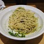 NIBOSHI MANIA - イカゴロパクチーの和え玉の麺とその下の油ダレ