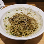 NIBOSHI MANIA - よく混ぜたイカゴロパクチーの和え玉。黒くなった