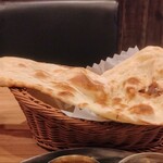 インドレストラン シータラ 亀有駅前店 - おかわりのナン　単品注文と同じ大きさ！　セットのナンよりも大きいので要注意笑