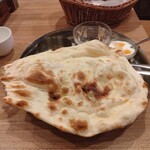 インドレストラン シータラ - おかわりナンを少し食べたあとプレートに乗せたのですが、大きさ伝わりますか？