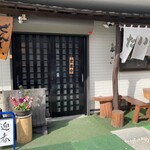 たいやき むらさきや - 趣深い店内入り口。怖がる事なく扉を開けよう。