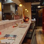 GINGER - モダンな店内、奥行きのある広いカウンター、ゆったり座れる座席数、2階席の階段が奥に見えます