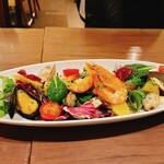 オステリアガウダンテ - 海の幸のサラダ　2人で丁度いいMサイズ