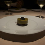 フォリオリーナ・デッラ・ポルタ・フォルトゥーナ - モンサンミッシェルのムール貝のゼリーと芝生だけとイタリア産オシェトラのキャビア